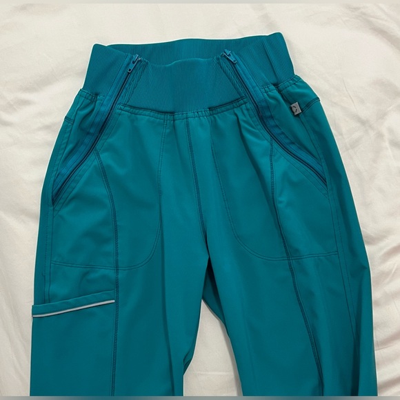 Cherokee Infinity scrub Set - Picture 5 of 7